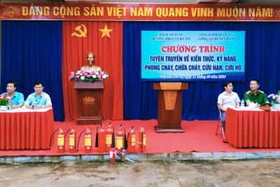 Trường THCS thị trấn Ba Tơ phối hợp với Công an huyện Ba Tơ ổ chức Chương trình tuyên truyền về kiến thức, kỹ năng PCCC, cứu nạn, cứu hộ cho CB, GV, NV và HS toàn trường